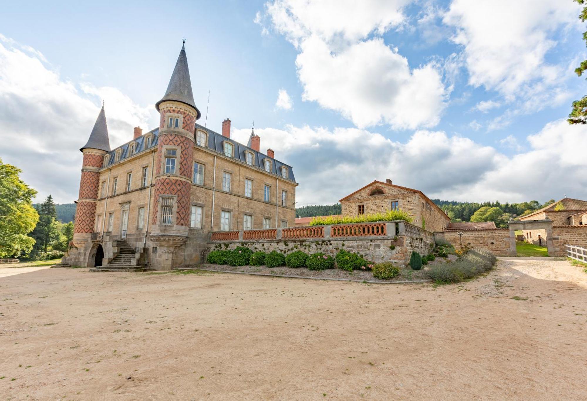 Domaine Et Chateau De Valinches Marols Екстериор снимка