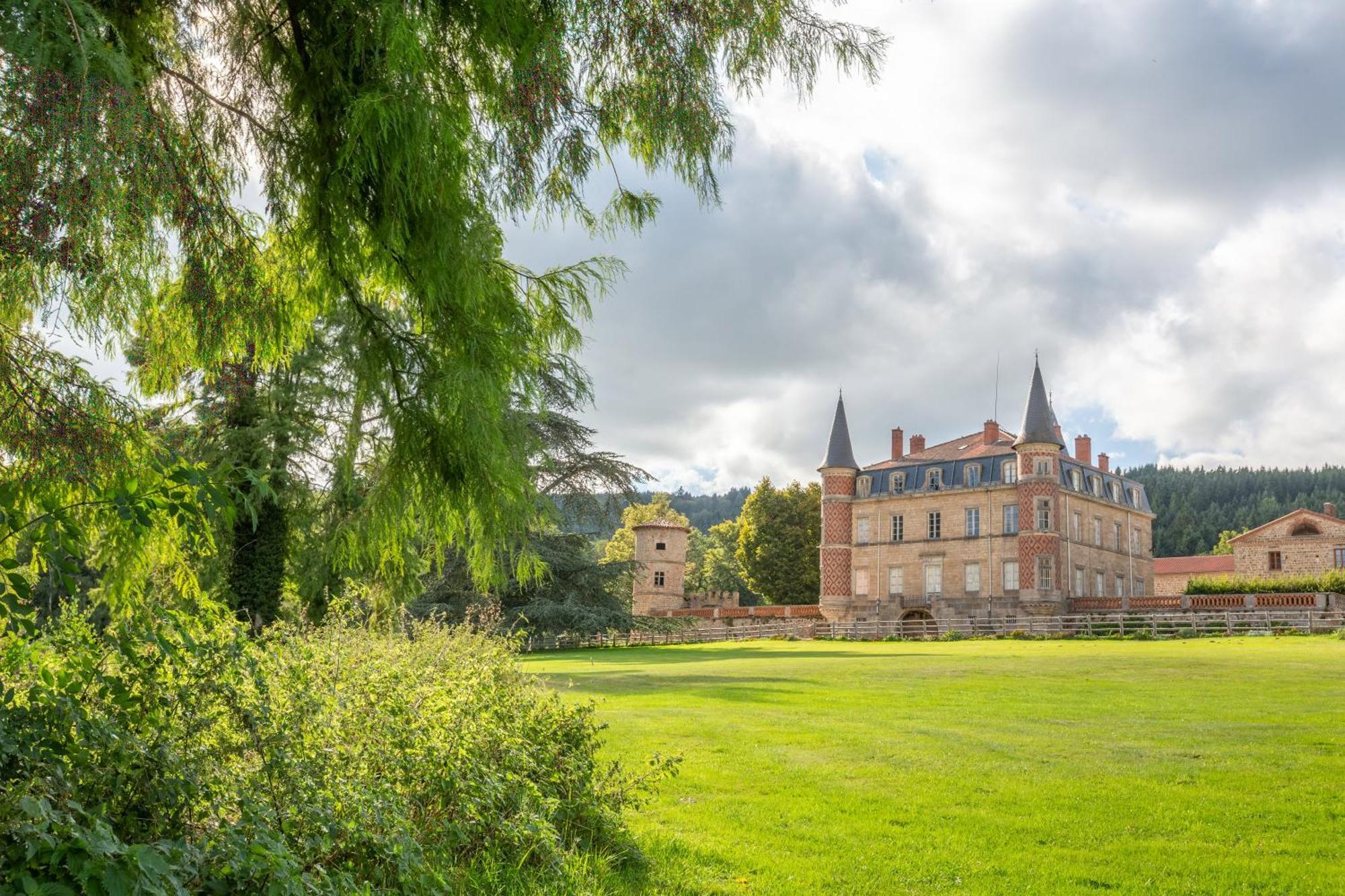 Domaine Et Chateau De Valinches Marols Екстериор снимка