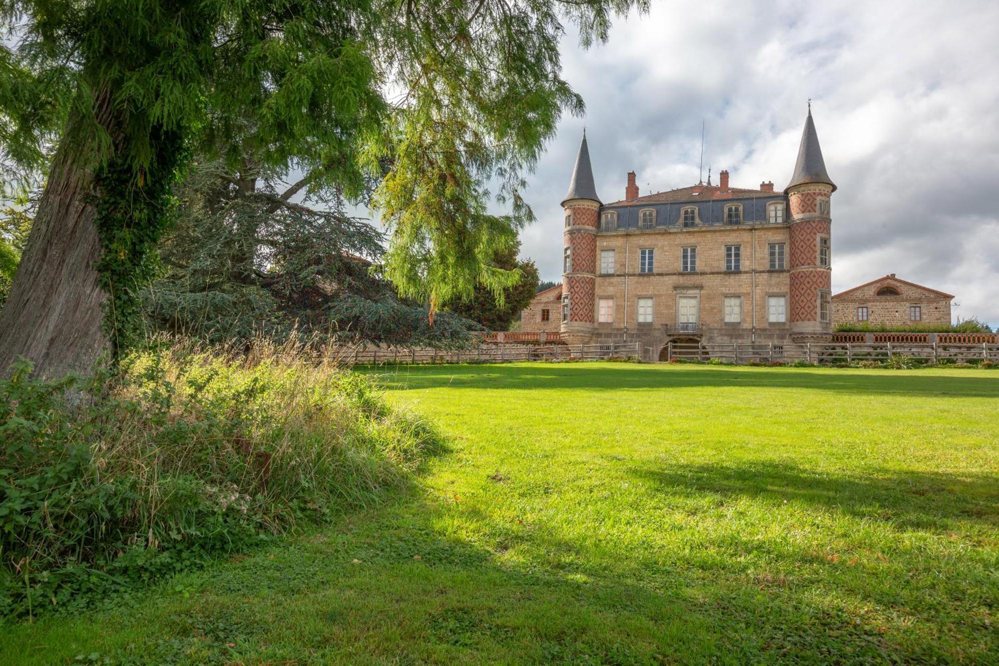 Domaine Et Chateau De Valinches Marols Екстериор снимка