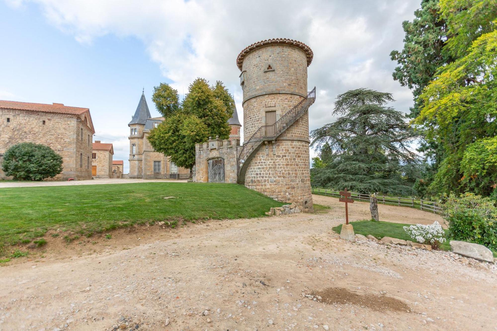 Domaine Et Chateau De Valinches Marols Екстериор снимка