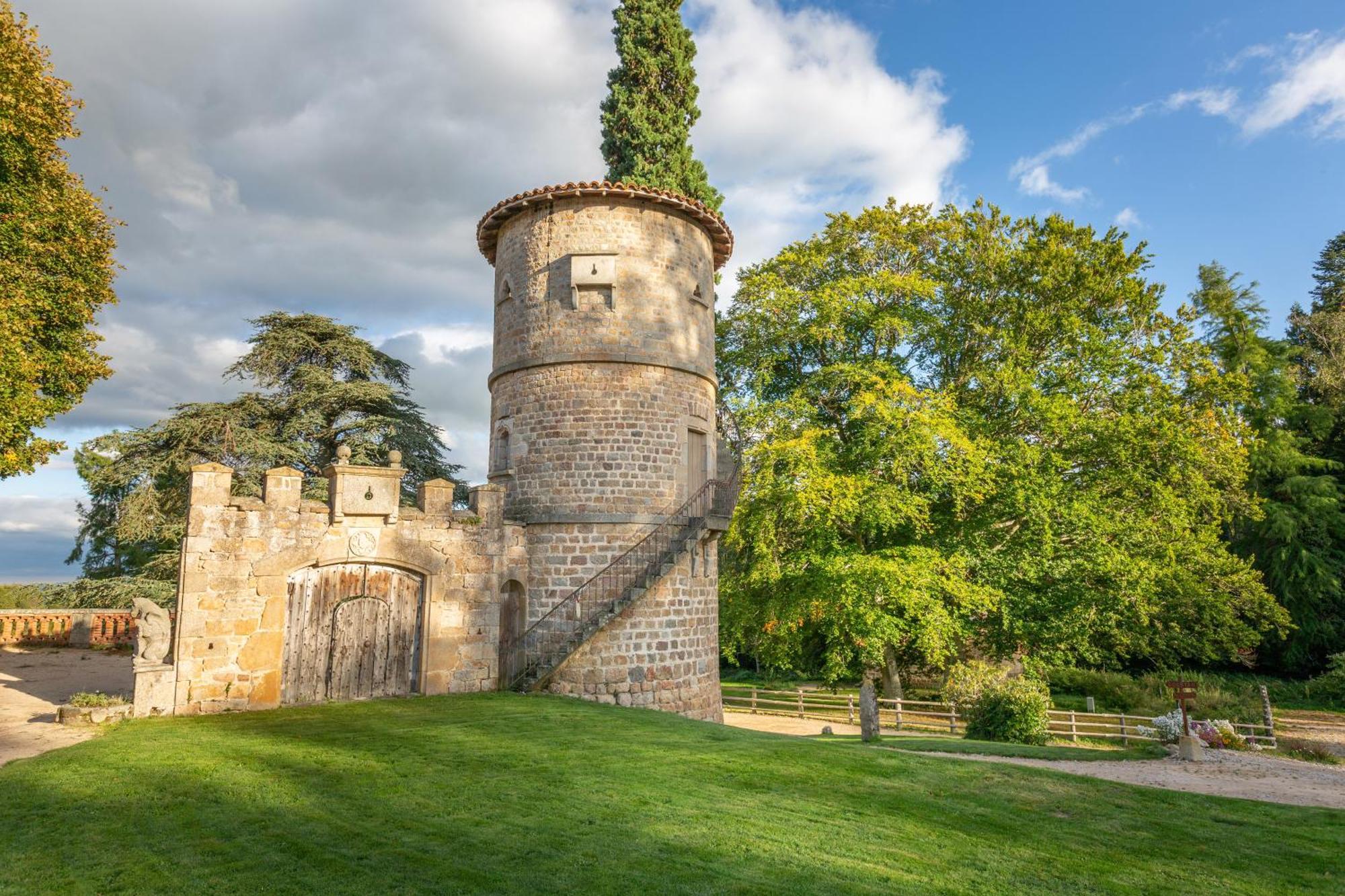 Domaine Et Chateau De Valinches Marols Екстериор снимка