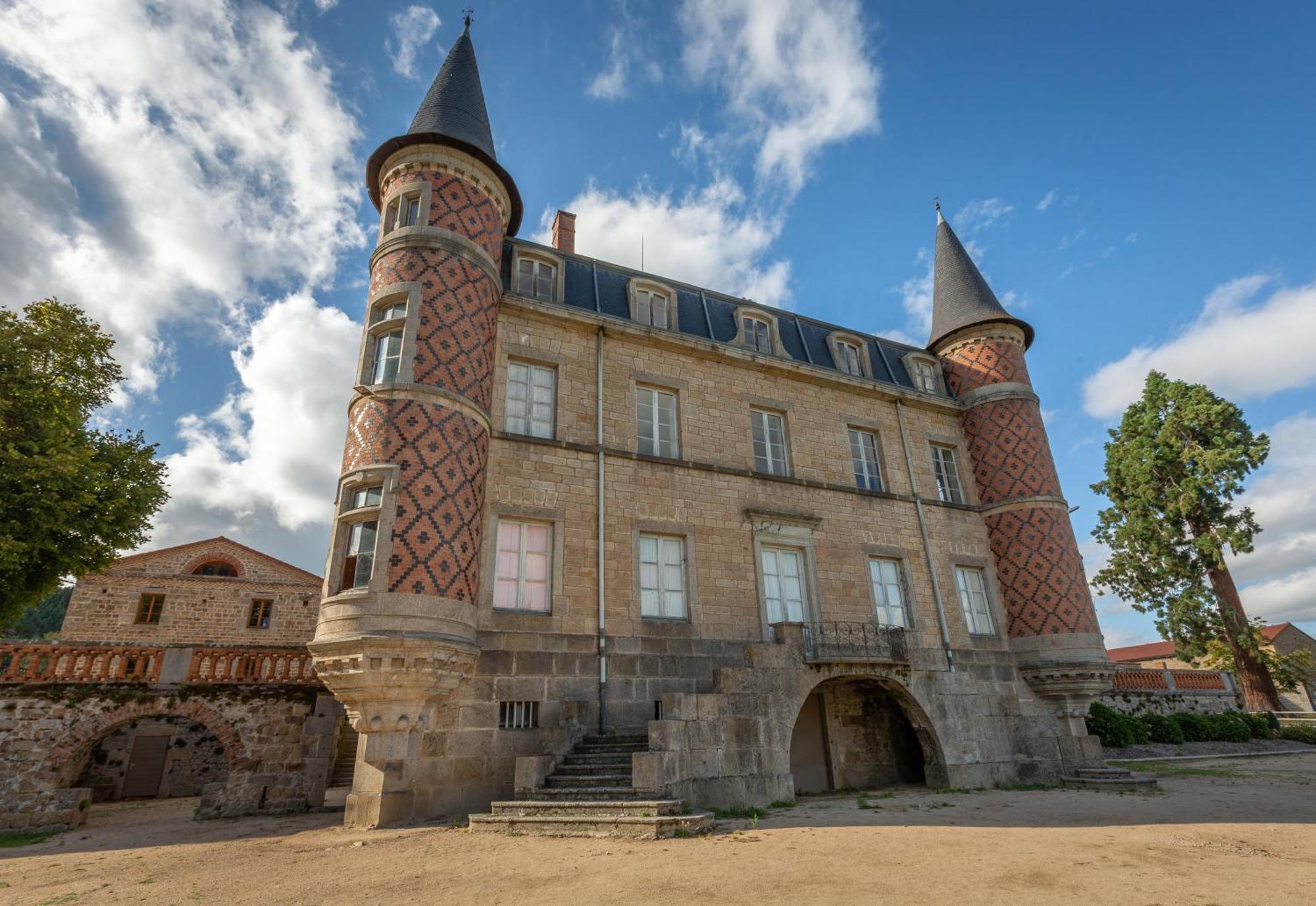 Domaine Et Chateau De Valinches Marols Екстериор снимка