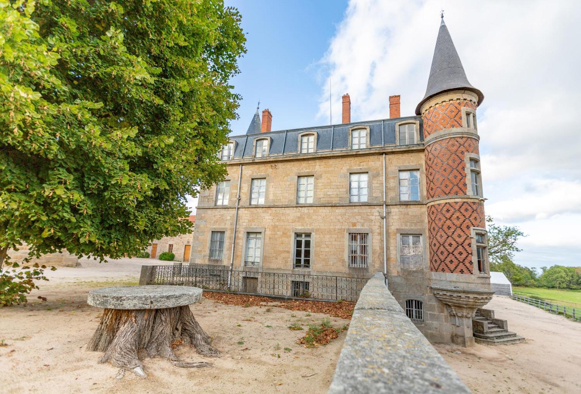 Domaine Et Chateau De Valinches Marols Екстериор снимка