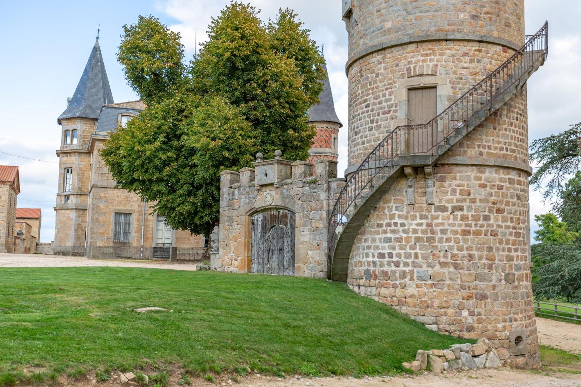 Domaine Et Chateau De Valinches Marols Екстериор снимка